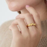 Ring mit Herzen aus Gold